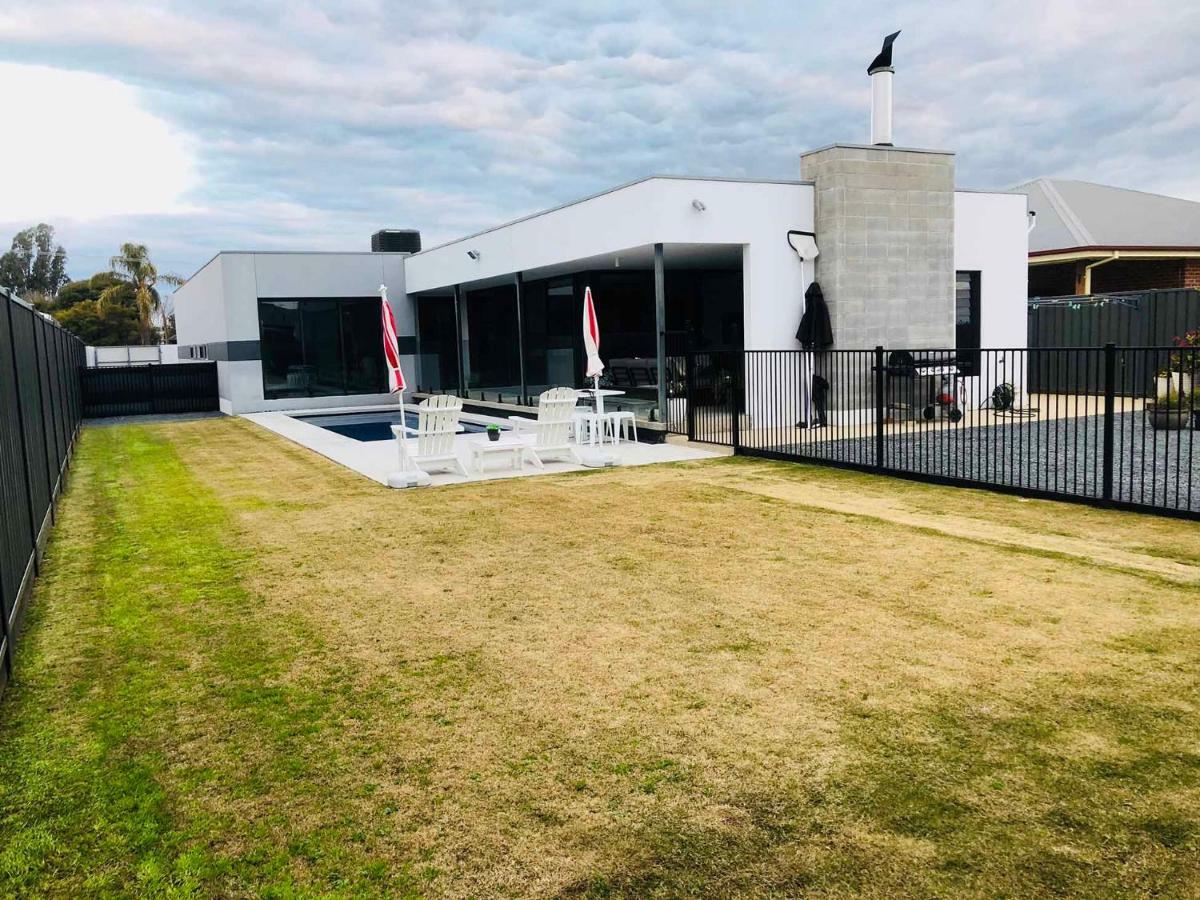 The Sinatra Holiday House - Couples Retreat Mulwala Bagian luar foto