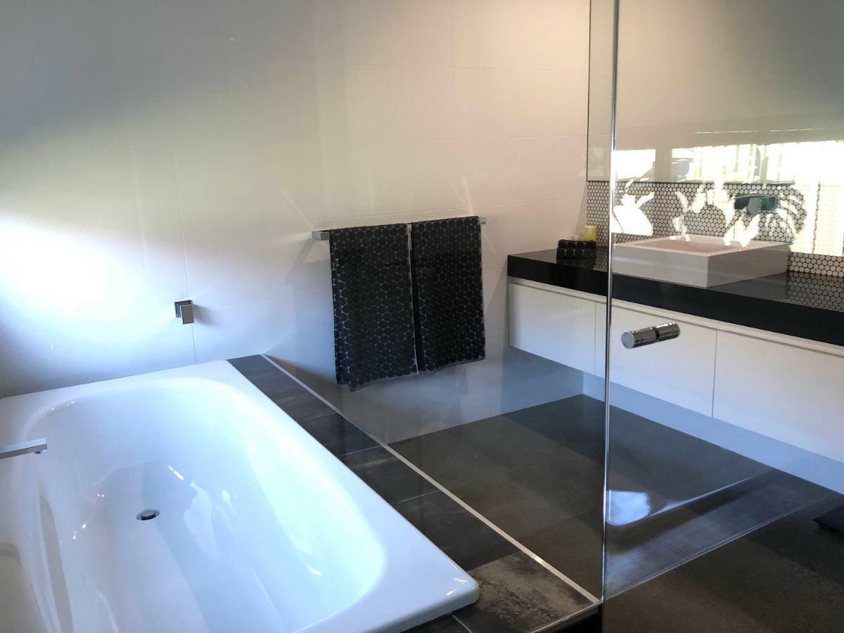 The Sinatra Holiday House - Couples Retreat Mulwala Bagian luar foto