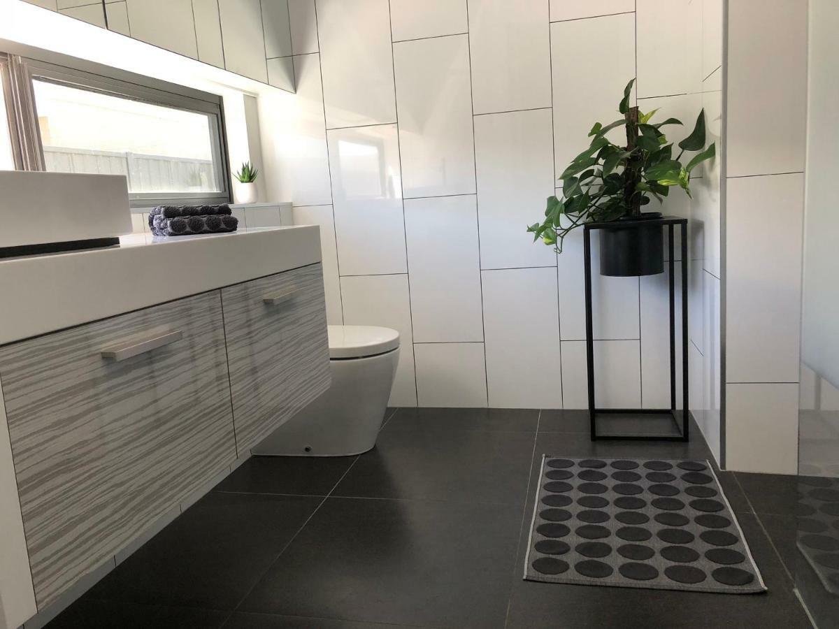 The Sinatra Holiday House - Couples Retreat Mulwala Bagian luar foto