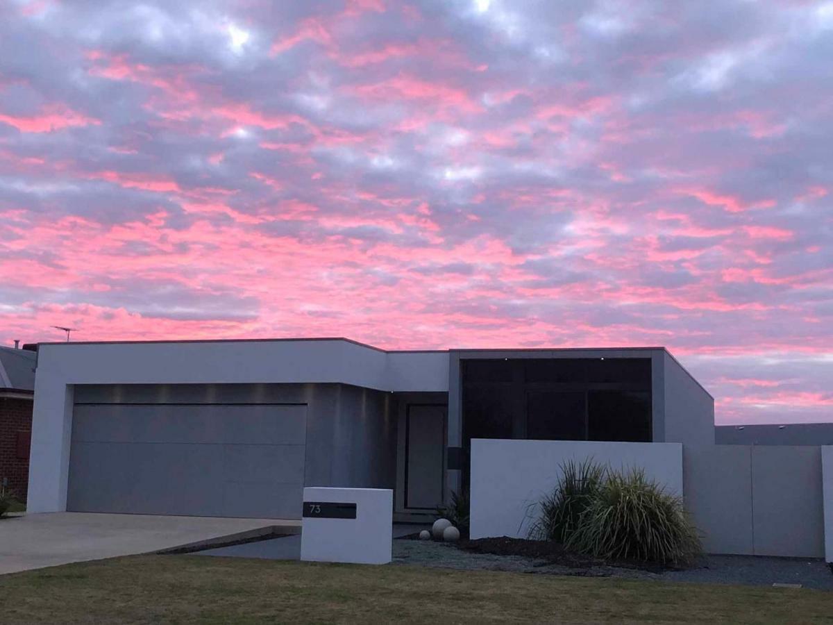 The Sinatra Holiday House - Couples Retreat Mulwala Bagian luar foto